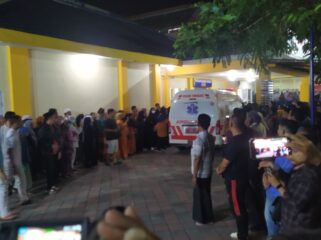 BERJUBEL: Kerabat korban yang menunggu kedatangan jenazah korban laka jalur Bromo tengah memadati RS Bina Sehat Jember. (Foto: M. Abd Rozaq Mubarok). 
