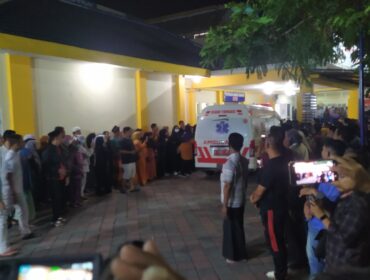 BERJUBEL: Kerabat korban yang menunggu kedatangan jenazah korban laka jalur Bromo tengah memadati RS Bina Sehat Jember. (Foto: M. Abd Rozaq Mubarok). 
