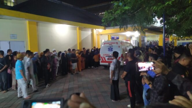 
					BERJUBEL: Kerabat korban yang menunggu kedatangan jenazah korban laka jalur Bromo tengah memadati RS Bina Sehat Jember. (Foto: M. Abd Rozaq Mubarok). 
