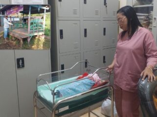 MALANG: Bidan Puskesmas Sumberasih, Kabupaten Probolinggo, mengecek kondisi bayi perempuan yang ditemukan di pos ronda. Insert: Lokasi penemuan bayi. (foto: Hafiz Rozani)