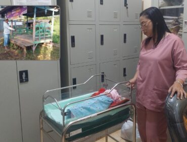 MALANG: Bidan Puskesmas Sumberasih, Kabupaten Probolinggo, mengecek kondisi bayi perempuan yang ditemukan di pos ronda. Insert: Lokasi penemuan bayi. (foto: Hafiz Rozani)
