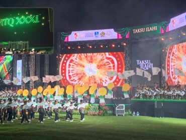 SPEKTAKULER: Pertunjukan drone show dan tarian kolosal Taksu Ilahi di pembukaan MTQ XXXI Jawa Timur di Kabupaten Jember, Sabtu (13/9/25) malam. (Foto: M. Abd Rozaq Mubarok).
