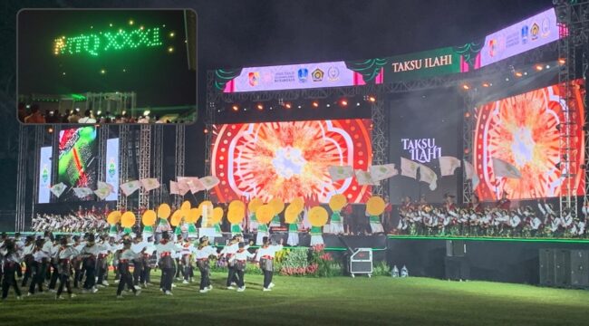 SPEKTAKULER: Pertunjukan drone show dan tarian kolosal Taksu Ilahi di pembukaan MTQ XXXI Jawa Timur di Kabupaten Jember, Sabtu (13/9/25) malam. (Foto: M. Abd Rozaq Mubarok).

