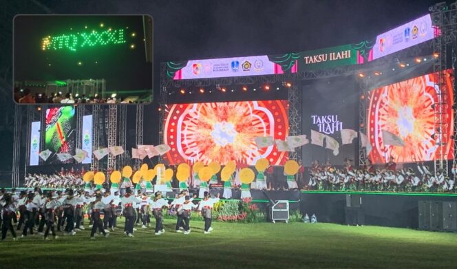 
					SPEKTAKULER: Pertunjukan drone show dan tarian kolosal Taksu Ilahi di pembukaan MTQ XXXI Jawa Timur di Kabupaten Jember, Sabtu (13/9/25) malam. (Foto: M. Abd Rozaq Mubarok).
