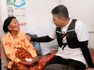 PEDULI: Bupati Probolinggo, Gus Haris, saat mengunjungi lansia sebatang kara di Kelurahan Semampir, Kecamatan Kraksaan, Jum'at (3/10/25) pagi. (Fofo: Haryo Susilo).

