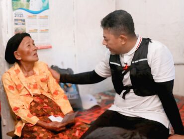 PEDULI: Bupati Probolinggo, Gus Haris, saat mengunjungi lansia sebatang kara di Kelurahan Semampir, Kecamatan Kraksaan, Jum'at (3/10/25) pagi. (Fofo: Haryo Susilo).
