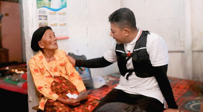PEDULI: Bupati Probolinggo, Gus Haris, saat mengunjungi lansia sebatang kara di Kelurahan Semampir, Kecamatan Kraksaan, Jum'at (3/10/25) pagi. (Fofo: Haryo Susilo).

