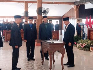 MUTASI: Proses penandatanganan mutasi pejabat di depan Bupati Probolinggo, Muhammad Haris. (Foto: Hafiz Rozani).

