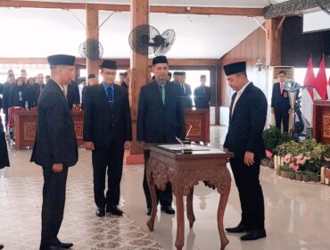 MUTASI: Proses penandatanganan mutasi pejabat di depan Bupati Probolinggo, Muhammad Haris. (Foto: Hafiz Rozani).
