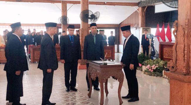MUTASI: Proses penandatanganan mutasi pejabat di depan Bupati Probolinggo, Muhammad Haris. (Foto: Hafiz Rozani).
