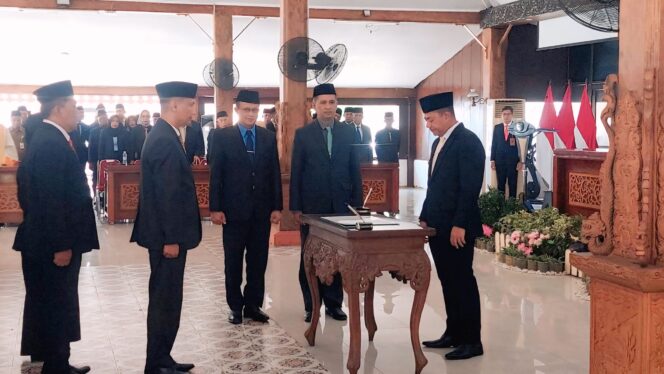 
					MUTASI: Proses penandatanganan mutasi pejabat di depan Bupati Probolinggo, Muhammad Haris. (Foto: Hafiz Rozani).
