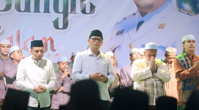SYAHDU: Lantunan sholawat menggema merdu di area Stadion Gelora Merdeka Kraksan Kabupaten Probolinggo, Selasa (7/10/25) malam. (foto: Aryo Susilo).