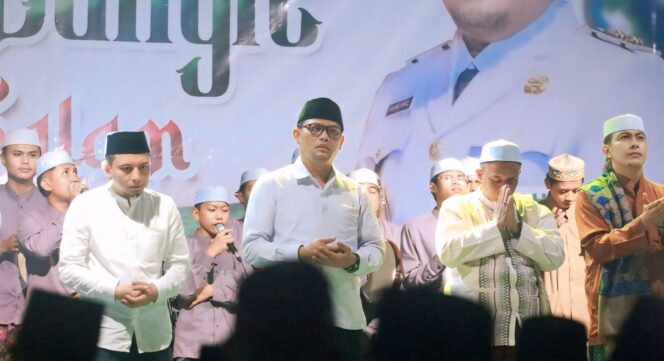
					SYAHDU: Lantunan sholawat menggema merdu di area Stadion Gelora Merdeka Kraksan Kabupaten Probolinggo, Selasa (7/10/25) malam. (foto: Aryo Susilo).