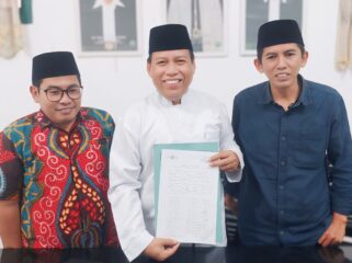 MENOLAK: Ketua PCNU Kota Probolinggo, H. Arba'i Hasan (tengah) didampingi jajara  pengurus saat menyampaikan pernyataan sikap penolakan tempat hiburan malam. (Foto: Hafiz Rozani)
