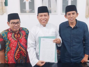 MENOLAK: Ketua PCNU Kota Probolinggo, H. Arba'i Hasan (tengah) didampingi jajara  pengurus saat menyampaikan pernyataan sikap penolakan tempat hiburan malam. (Foto: Hafiz Rozani)
