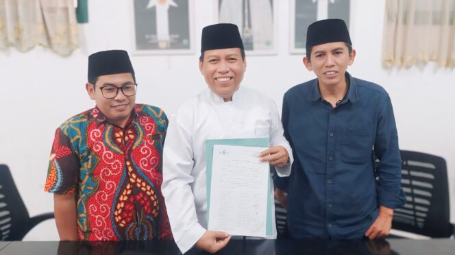 
					MENOLAK: Ketua PCNU Kota Probolinggo, H. Arba'i Hasan (tengah) didampingi jajara  pengurus saat menyampaikan pernyataan sikap penolakan tempat hiburan malam. (Foto: Hafiz Rozani)
