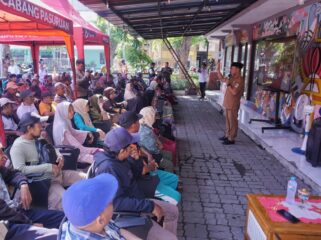 Warga mengambil bantuan.