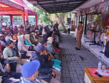 Warga mengambil bantuan.
