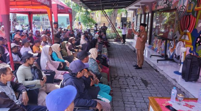 Warga mengambil bantuan.