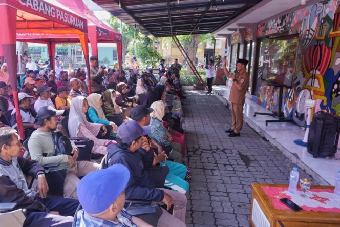 
					Warga mengambil bantuan.