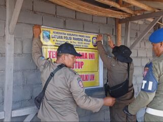 DISEGEL: Petugas Satpol PP Kabupaten Probolinggo saat menyegel tempat karaoke di Kecamatan Dringu. (foto: Hafiz Rozani).