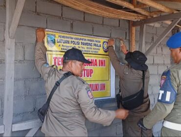 DISEGEL: Petugas Satpol PP Kabupaten Probolinggo saat menyegel tempat karaoke di Kecamatan Dringu. (foto: Hafiz Rozani).