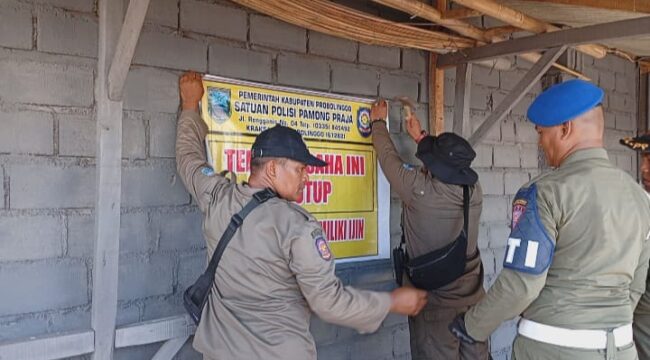 DISEGEL: Petugas Satpol PP Kabupaten Probolinggo saat menyegel tempat karaoke di Kecamatan Dringu. (foto: Hafiz Rozani).