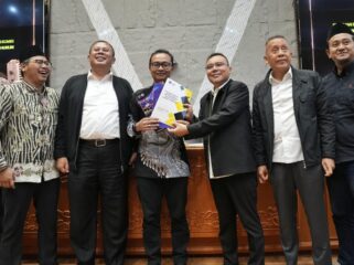 DISERAHKAN: Presiden Konfederasi Sarbumusi Irham Ali Saifuddin saat menyerahkan draf pokir perlindungan pekerja ke DPR RI, Selasa (30/9/25). (foto: DPP K-Sarbumusi)