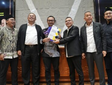 DISERAHKAN: Presiden Konfederasi Sarbumusi Irham Ali Saifuddin saat menyerahkan draf pokir perlindungan pekerja ke DPR RI, Selasa (30/9/25). (foto: DPP K-Sarbumusi)