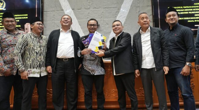DISERAHKAN: Presiden Konfederasi Sarbumusi Irham Ali Saifuddin saat menyerahkan draf pokir perlindungan pekerja ke DPR RI, Selasa (30/9/25). (foto: DPP K-Sarbumusi)