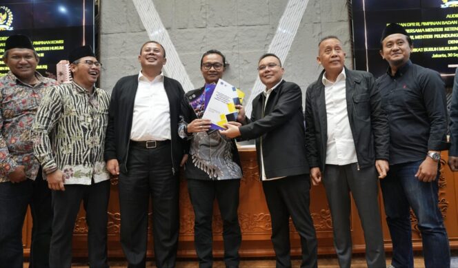 
					DISERAHKAN: Presiden Konfederasi Sarbumusi Irham Ali Saifuddin saat menyerahkan draf pokir perlindungan pekerja ke DPR RI, Selasa (30/9/25). (foto: DPP K-Sarbumusi)