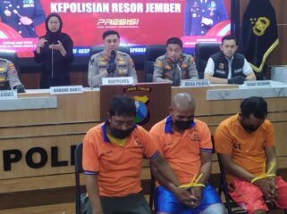 DITANGKAP: Tiga pelaku curanmor, curat, dan penadahan yang berhasil diringkus oleh Polres Jember. (Foto: M. Abd Rozaq Mubarok).