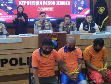 DITANGKAP: Tiga pelaku curanmor, curat, dan penadahan yang berhasil diringkus oleh Polres Jember. (Foto: M. Abd Rozaq Mubarok).