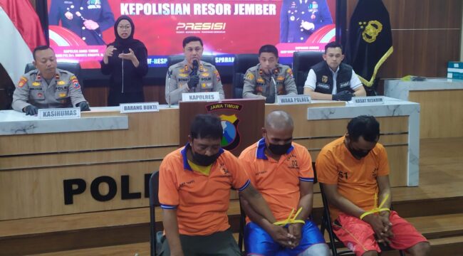 DITANGKAP: Tiga pelaku curanmor, curat, dan penadahan yang berhasil diringkus oleh Polres Jember. (Foto: M. Abd Rozaq Mubarok).