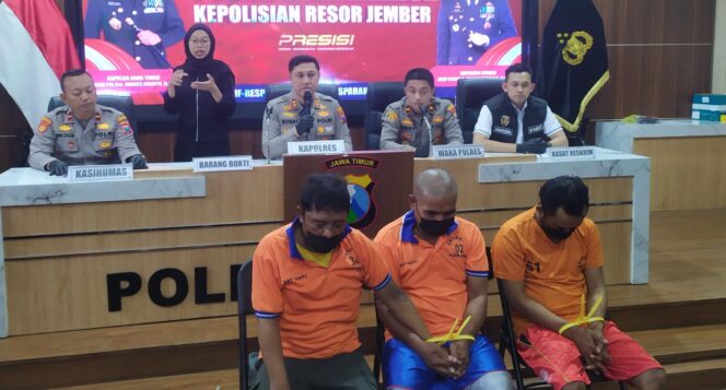 
					DITANGKAP: Tiga pelaku curanmor, curat, dan penadahan yang berhasil diringkus oleh Polres Jember. (Foto: M. Abd Rozaq Mubarok).