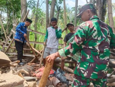 Petugas gabungan melakukan pembersihan material pada dapur rumah warga Desa Gununggeni, Kecamatan Banyuanyar, Kabupaten Probolinggo. (Foto: istimewa)