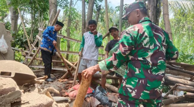 Petugas gabungan melakukan pembersihan material pada dapur rumah warga Desa Gununggeni, Kecamatan Banyuanyar, Kabupaten Probolinggo. (Foto: istimewa)