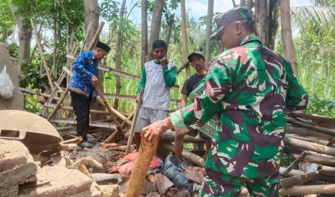 
					Petugas gabungan melakukan pembersihan material pada dapur rumah warga Desa Gununggeni, Kecamatan Banyuanyar, Kabupaten Probolinggo. (Foto: istimewa)