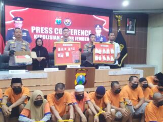 UNGKAP KASUS: Polres Jember saat menggelar konferensi pers ungkap kasus narkoba jaringan antar wilayah dengan 15 orang tersangka. (Foto: M. Abd Rozaq Mubarok).
