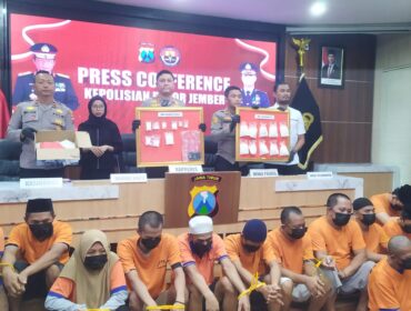 UNGKAP KASUS: Polres Jember saat menggelar konferensi pers ungkap kasus narkoba jaringan antar wilayah dengan 15 orang tersangka. (Foto: M. Abd Rozaq Mubarok).