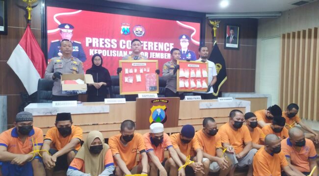 UNGKAP KASUS: Polres Jember saat menggelar konferensi pers ungkap kasus narkoba jaringan antar wilayah dengan 15 orang tersangka. (Foto: M. Abd Rozaq Mubarok).