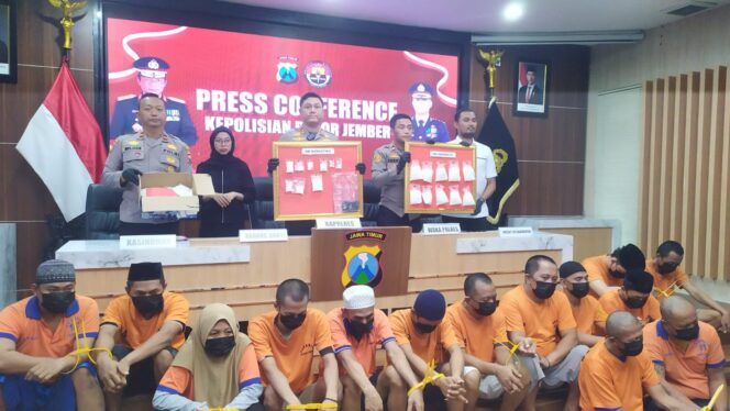 
					UNGKAP KASUS: Polres Jember saat menggelar konferensi pers ungkap kasus narkoba jaringan antar wilayah dengan 15 orang tersangka. (Foto: M. Abd Rozaq Mubarok).