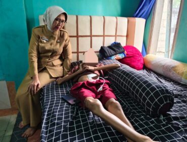 Bupati Lumajang Indah Amperawati saat menjenguk Dewangga.
