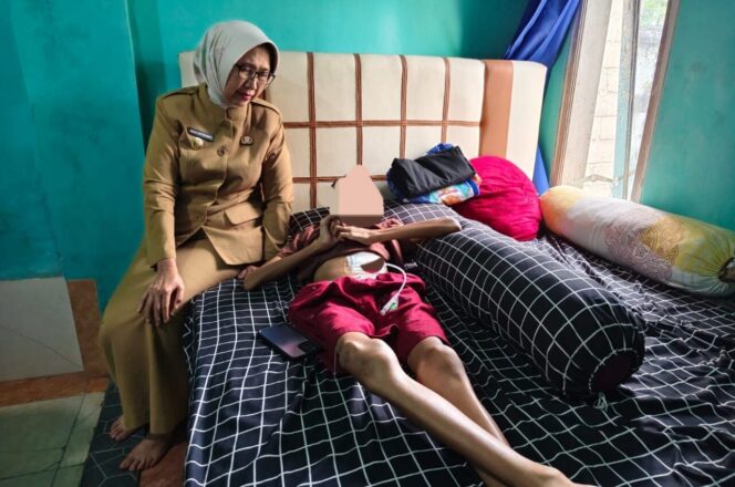 
					Bupati Lumajang Indah Amperawati saat menjenguk Dewangga.
