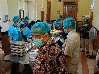 AWASI: Wali Kota Probolinggo, dr. Aminudin (berbatik) saat sidak ke SPPG di Kelurahan Sukabumi, Kecamatan Mayangan. (foto: Hafiz Rozani).
