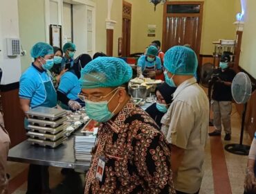AWASI: Wali Kota Probolinggo, dr. Aminudin (berbatik) saat sidak ke SPPG di Kelurahan Sukabumi, Kecamatan Mayangan. (foto: Hafiz Rozani).

