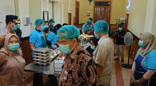 AWASI: Wali Kota Probolinggo, dr. Aminudin (berbatik) saat sidak ke SPPG di Kelurahan Sukabumi, Kecamatan Mayangan. (foto: Hafiz Rozani).
