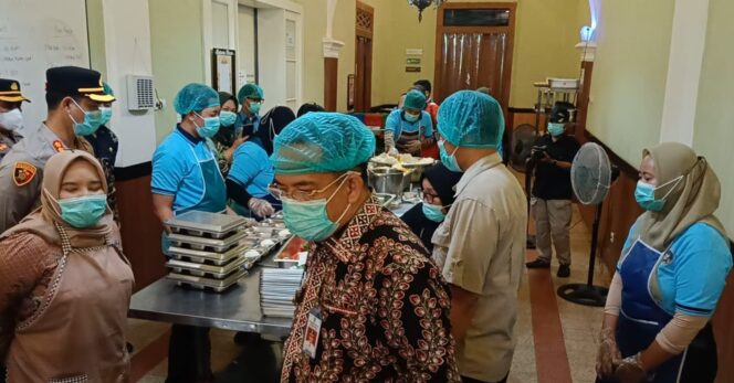 
					AWASI: Wali Kota Probolinggo, dr. Aminudin (berbatik) saat sidak ke SPPG di Kelurahan Sukabumi, Kecamatan Mayangan. (foto: Hafiz Rozani).
