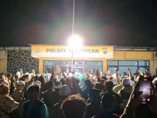 GERUDUK: Massa melurug Kantor Polsek Winongan, Polres Pasuruan, pasca pembongkaran makam. (foto: Moh. Rois).