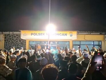 GERUDUK: Massa melurug Kantor Polsek Winongan, Polres Pasuruan, pasca pembongkaran makam. (foto: Moh. Rois).